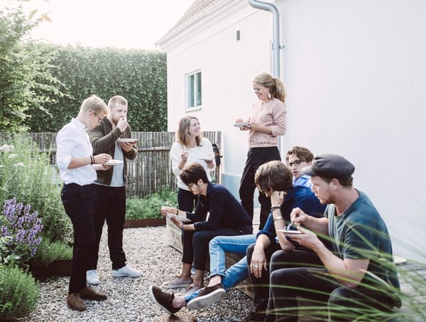 Groupe de personnes mangeant un dessert dehors, dans le cadre d'un club gastronomique en Suède.