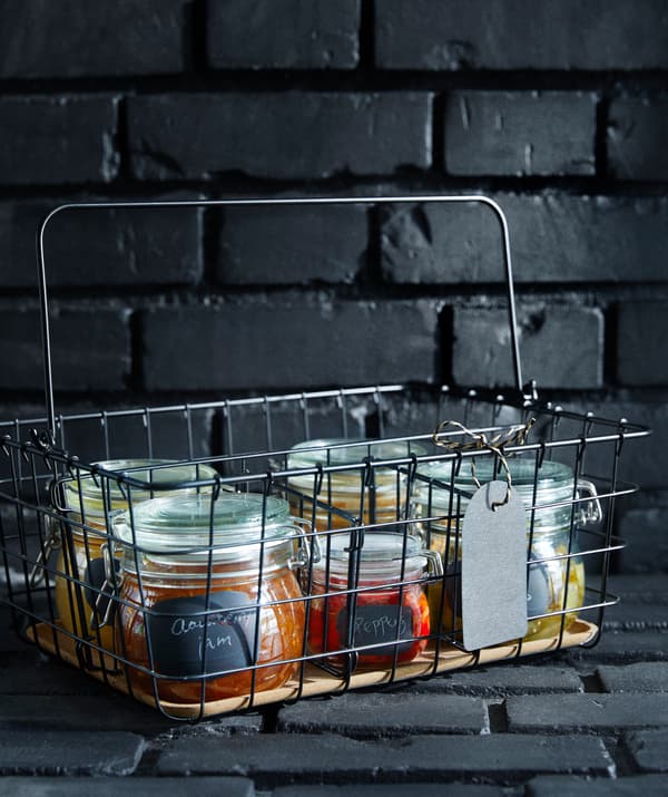 Hadiah terbaik – bakul wayar IKEA PLEJA diisi balang yang berisi makanan yang dibuat sendiri.