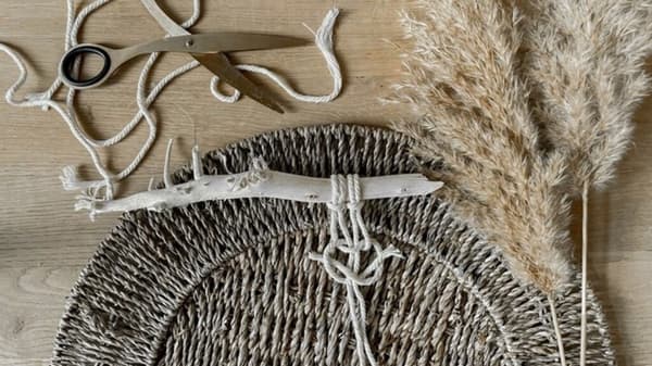 Halber Kreuzknoten von rechts wird geknüpft