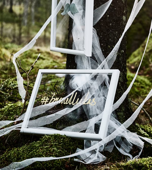 Hashtag de mariage peint sur le plastique transparent d’un cadre, pour un photomaton de mariage