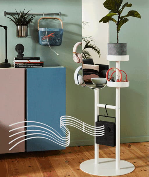 Haut-parleur Bluetooth® ENEBY accroché au valet avec miroir LIERSKOGEN. Une petite animation musicale a été ajoutée à la photo.