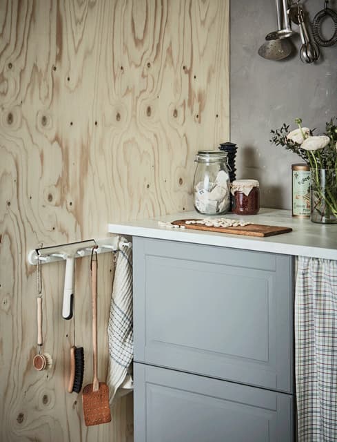 Help use your kitchen’s awkward spaces, with the help of this KOMPLEMENT hanger.