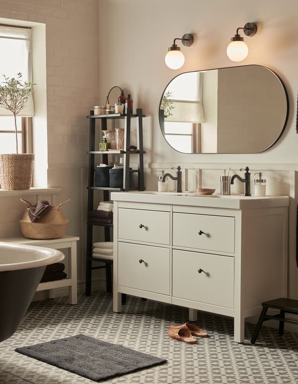 حمام ببلاط طراز مغربي وألوان محايدة، ووحدة درجين لحوض الحمام HEMNES بأربعة أدراج، ومرآة كبيرة.