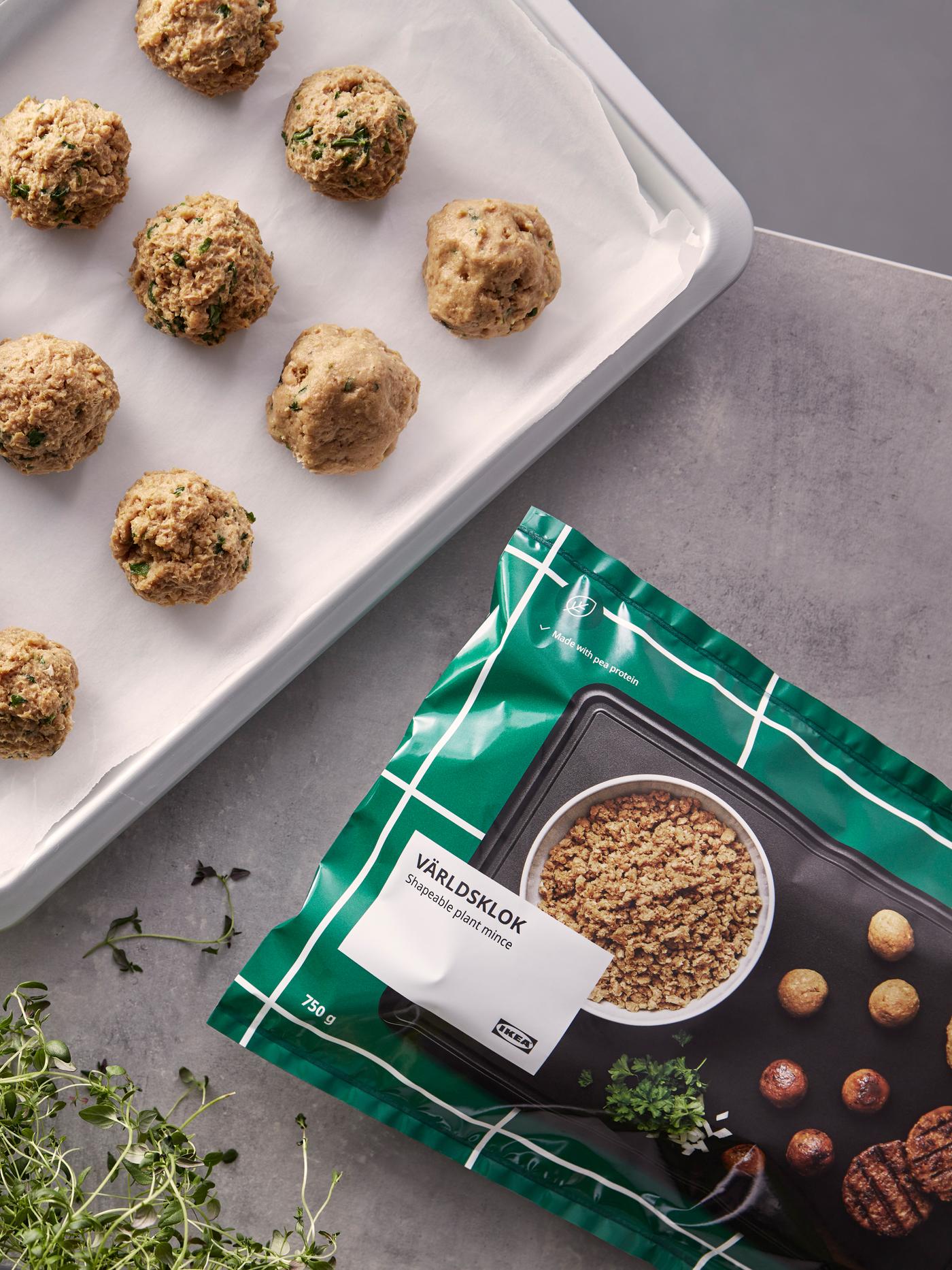 Home-made plant balls made from VÄRLDSKLOK plant based mince laid out on a baking tray. Beside them is the VÄRLDSKLOK packet.