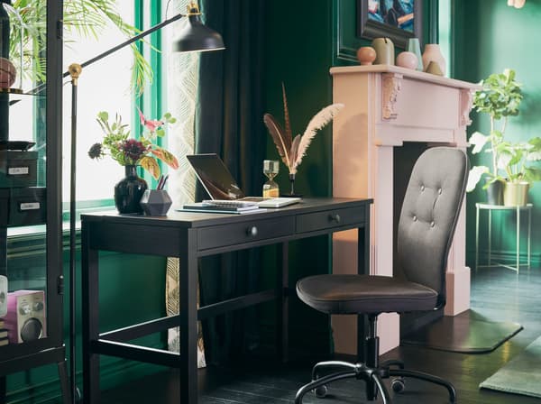 Home Office Bereich im Wohnzimmer