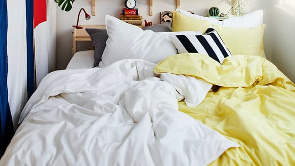Housse de couette et taie d’oreiller ÄNGSLILJA blanches.