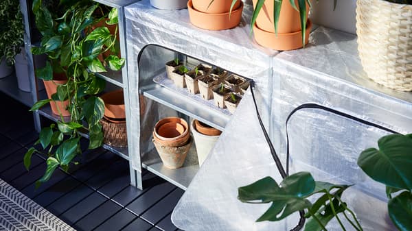 HYLLIS – Perfect for flower pots on a balcony or exciting herbs in a kitchen. 