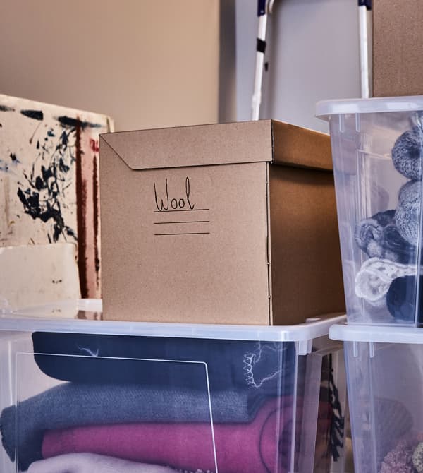 I contenitori di plastica trasparenti e impilabili sono ideali per organizzare i vestiti invernali nella mansarda - IKEA.