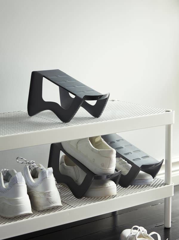I portascarpe MURVEL ottimizzano lo spazio su una rastrelliera per scarpe MACKAPÄR bianca, dove sono appoggiate delle scarpe da ginnastica bianche.