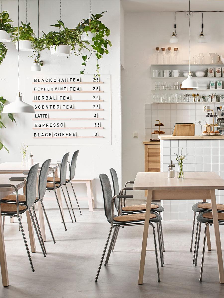 ici nous utilisons nos tables et nos chaises dans une configuration de café