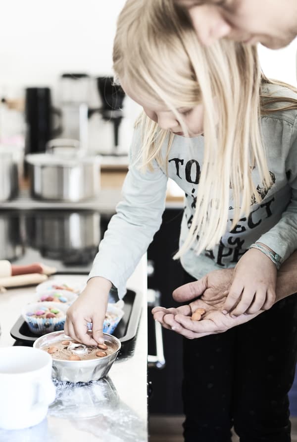 Ida adore décorer les gâteaux.