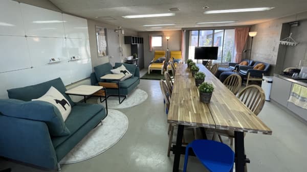 長いダイニングテーブルとソファが並んでいる。