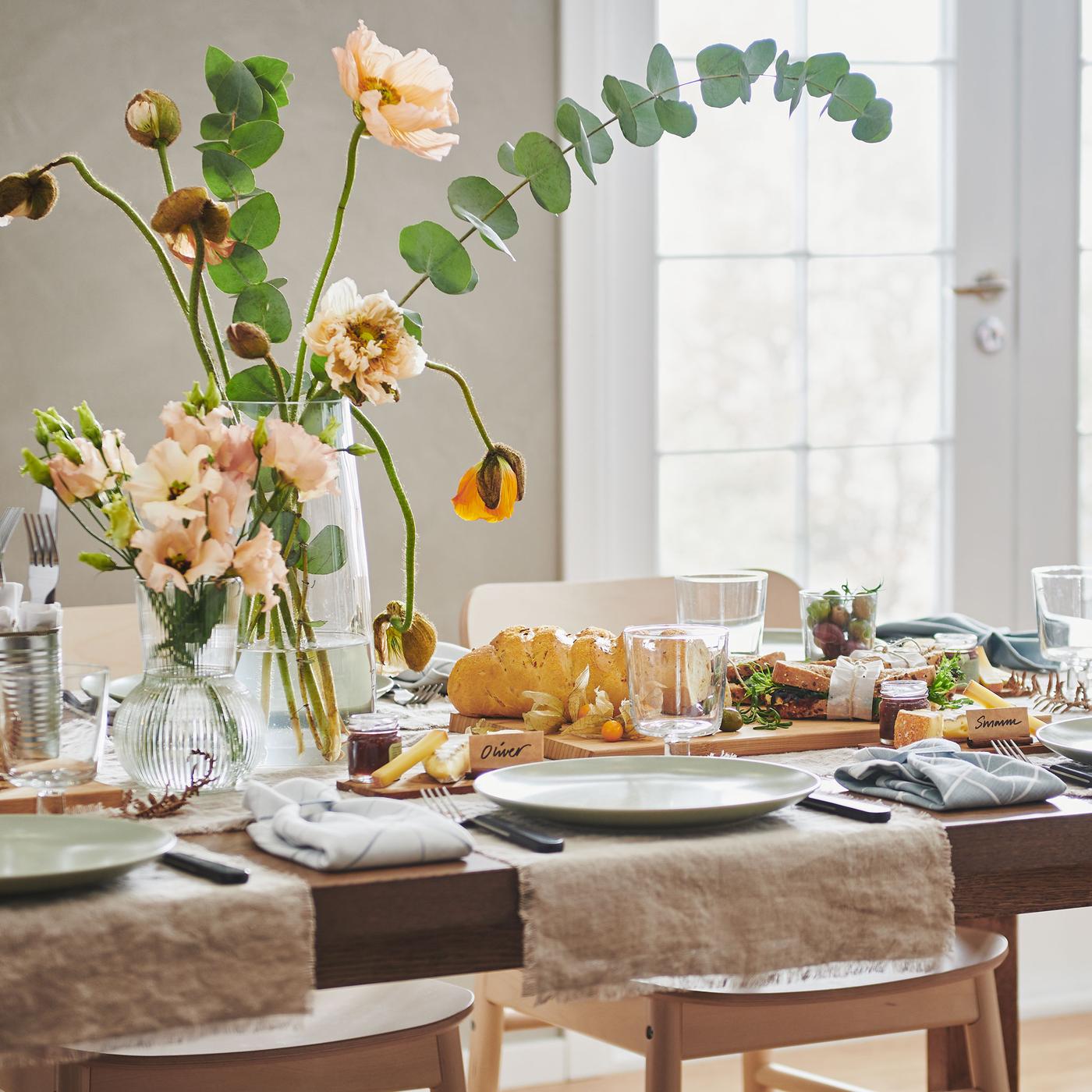 Ideas for basic but beautiful table setting ideas.