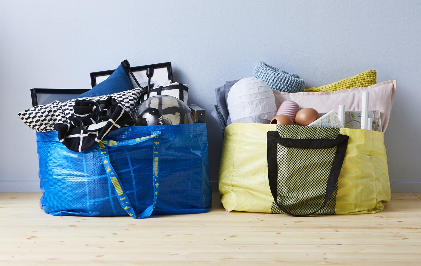 IKEA a ce qu’il faut pour décorer votre salon avec un petit budget, et le tout tient dans un sac YPPERLIG ou dans un sac FRAKTA. Que vous souhaitiez un style doux et léger dans des teintes pastels ou plus audacieux, avec des motifs en noir et blanc, textiles, lampes, œuvres d’art et décorations peuvent créer le look.