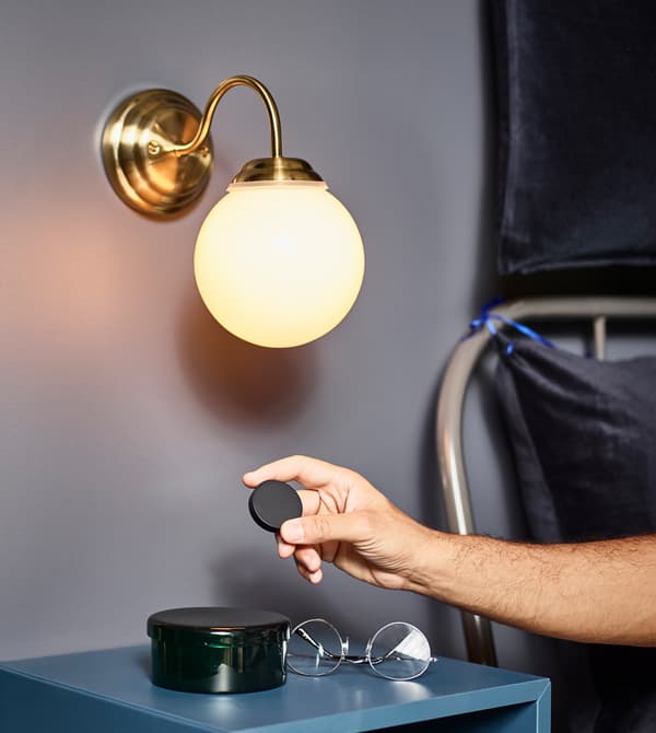 IKEA a des nombreuses d’idées pour vous aider à améliorer le confort de votre chambre. Pour contrôler l’éclairage depuis votre lit douillet, utilisez un kit variateur TRÅDFRI, une solution sans fil qui permet de gérer jusqu’à 10 sources lumineuses.