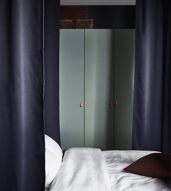 IKEA a des nombreuses idées de rangement pour la chambre, comme les armoires PAX, disponibles dans tout un éventail de styles, de couleurs et de tailles. Cette armoire PAX a une structure blanche et des portes à charnières Reinvoll gris-vert avec amortisseurs intégrés, qui se ferment en douceur et en silence.