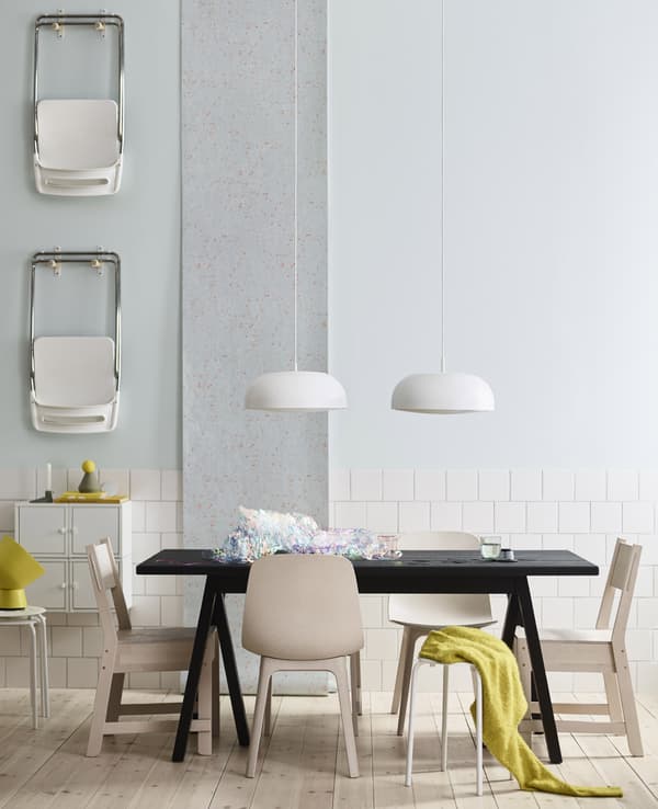 IKEA a toute une série d’accessoires décoratifs de style scandinave. Même un simple papier d’emballage cadeau bleu pâle à pois orange comme ÖVERFLÖD peut faire de l’effet. Déroulez-le au mur et boostez instantanément votre déco.