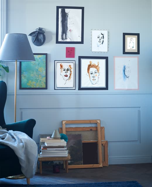 IKEA a une large sélection de cadres photo, comme FISKBO, en noir. Sur le mur de ce petit séjour, nous avons combiné cadres en adhésif washi et cadres véritables. Il faut juste un rouleau de 10 m d’adhésif IKEA GIVANDE noir!