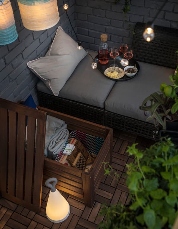 좁은 발코니를 넓게 사용하고 싶다면, IKEA ÄPPLARÖ/에플라뢰 수납벤치와 같은 다재다능한 가구를 활용해보세요. 편히 앉아 쉬고, 보드게임이나 쿠션을 보관할 수도 있어요.