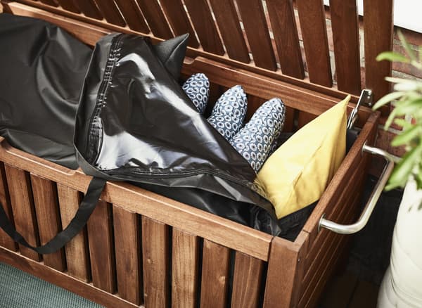 발코니수납 아이디어를 찾는다면? IKEA ÄPPLARÖ/에플라뢰와 TOSTERÖ/토스테뢰 야외벤치와 수납가방처럼 다양한 발코니수납 제품을 살펴보세요. 방수기능이 있는 수납가방에 쿠션과 베개를 보관해두면, 늘 새것처럼 오래도록 사용할 수 있어요.