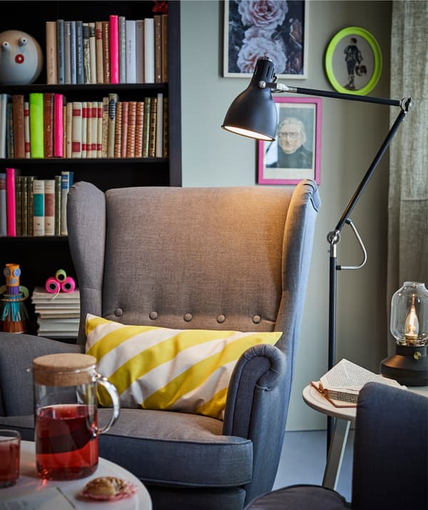 IKEA ARÖD est une liseuse idéale et comme son intensité est variable, elle constitue aussi un excellent éclairage d’ambiance. 