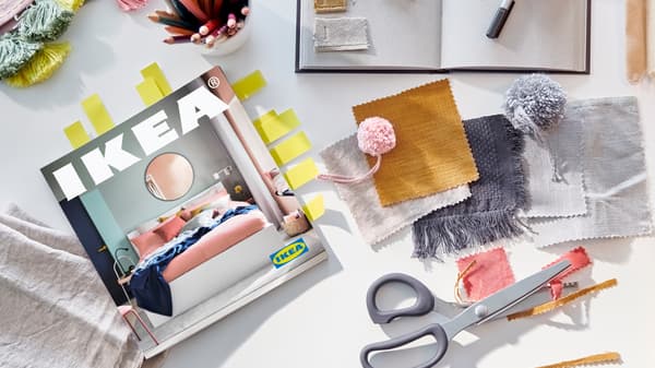 IKEA catalogus op een tafel met een schaar en lapjes stof