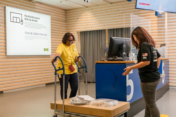 IKEA co-worker send customers order