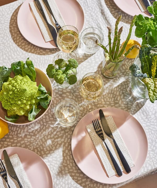 야채와 화초로 푸름이 가득한 장식을 만들어보세요. 라이트핑크 색상의 IKEA DINERA/디네라 그릇에 데코를 담아주면 멋진 장식이 완성됩니다.