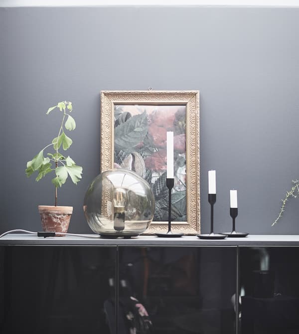 양초와 그림 같은 장식품을 더욱 돋보이게 해주는 IKEA FADO/파도 탁상스탠드는 침실을 보다 아늑하게 만들어줘요. 투명 그레이 유리돔 디자인의 전등갓이 은은한 불빛을 밝혀줍니다.