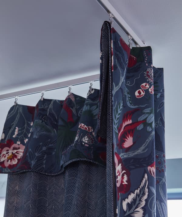 IKEA FILODENDRON ialah fabrik berwarna biru gelap dengan corak bunga yang berwarna biru muda, putih, merah, merah muda dan ungu lembut.