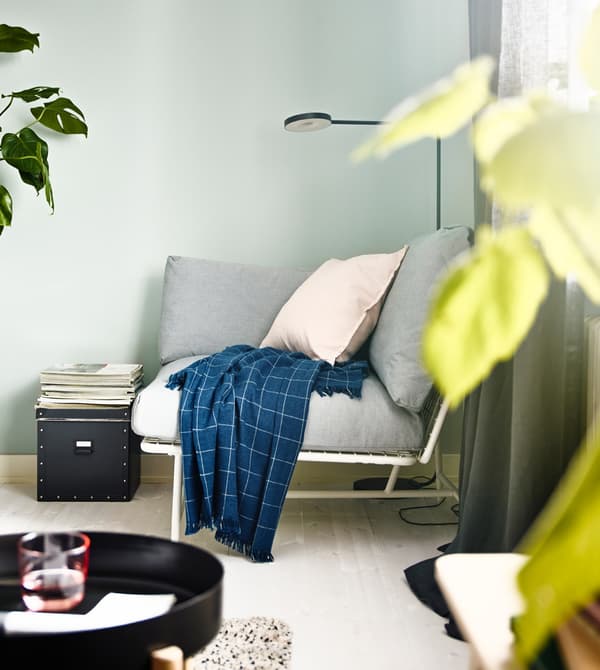 모던한 가구로 꾸며진 안락한 거실에서 편안한 휴식을 즐겨보세요. 코너에는 이지체어를 놓아보면 어떨까요? IKEA에는 IKEA PS 2017 코너이지체어+쿠션처럼 푹신한 의자들이 많이 있어요. 쿠션에는 고탄성 폼과 폴리에스테르 섬유 충전재를 사용했어요. 