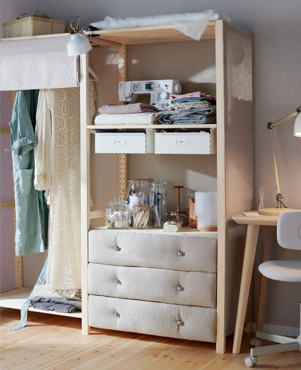바느질을 좋아하시나요? 내가 꾸민 수납장에 재봉틀과 바느질 도구를 보관해보세요. IKEA IVAR/이바르 수납시스템의 옆면과 뒷면에 커버를 씌우고 각 서랍마다 패브릭을 더해주면 완성이에요!
