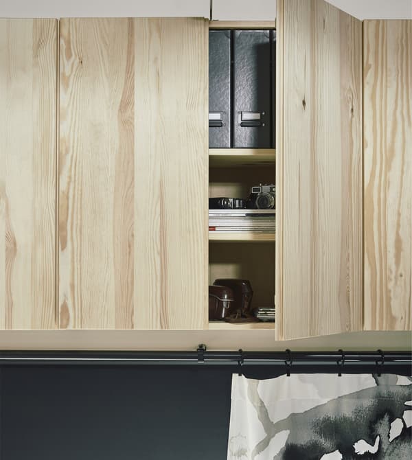 작은 아파트에 어울리는 스마트한 수납 솔루션을 찾고 계시나요? 실용적인 IKEA IVAR/이바르 수납장을 사용해보세요. 사진처럼 천장 높이에 IVAR/이바르 수납장을 나란히 배치하면, 공간도 넓힐 수 있고, 매일 사용하지 않는 물건을 수납하기에도 좋아요.