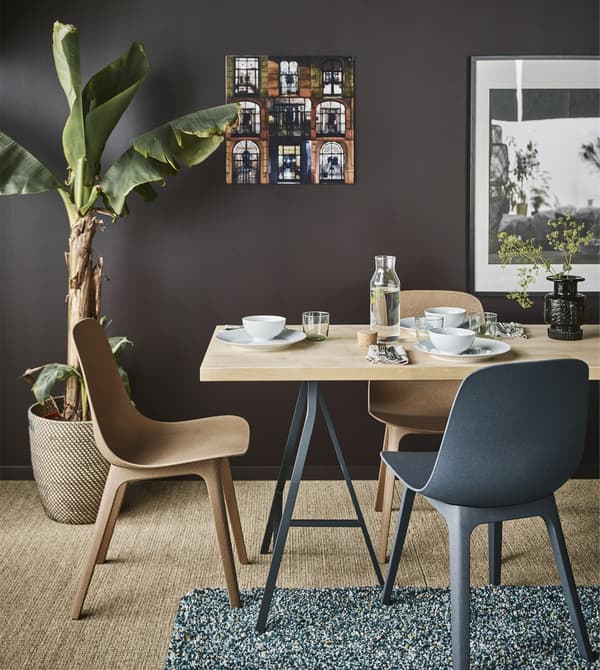 IKEA의 모던한 가구로 거실에 안락한 다이닝 공간을 만들어보세요. 가벼운 자작나무 소재의 KARLBY/칼뷔 조리대와 LERBERG/레르베리 그레이 트레슬, 다양한 색상의 ODGER/오드게르 의자를 잘 조합하면 멋진 공간을 완성할 수 있어요. IKEA는 내추럴과 블루, 그린 색상을 사용해보았어요.