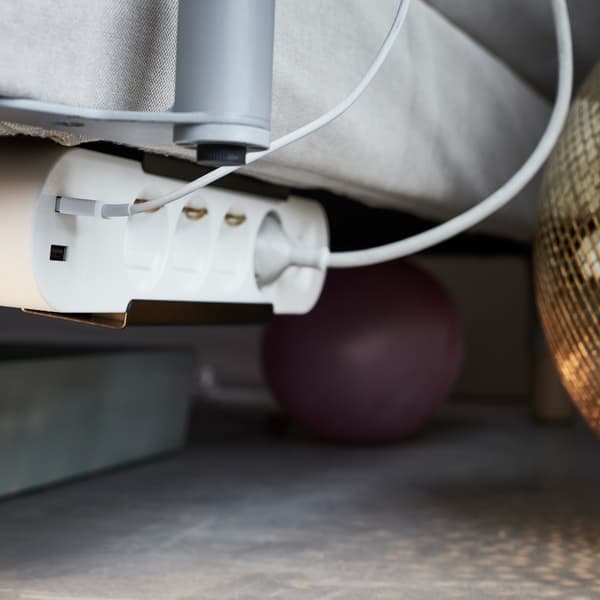 IKEA KOPPLA/콥플라 전원스트립을 소파 아래에 두면, 전자기기를 가까이서 간편하게 충전할 수 있습니다.