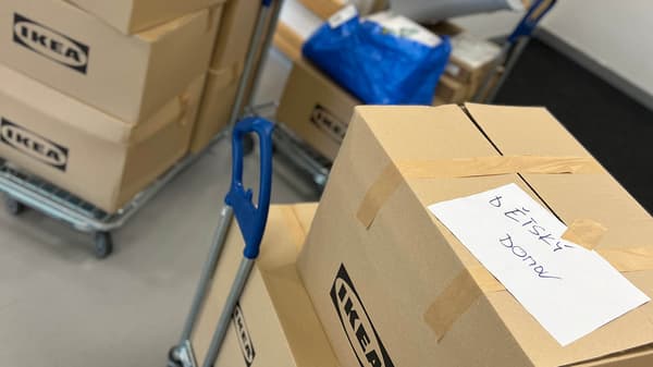 IKEA krabice na plochém vozíku IKEA, přípravené pro předání Dětskému domovu Uhnošť