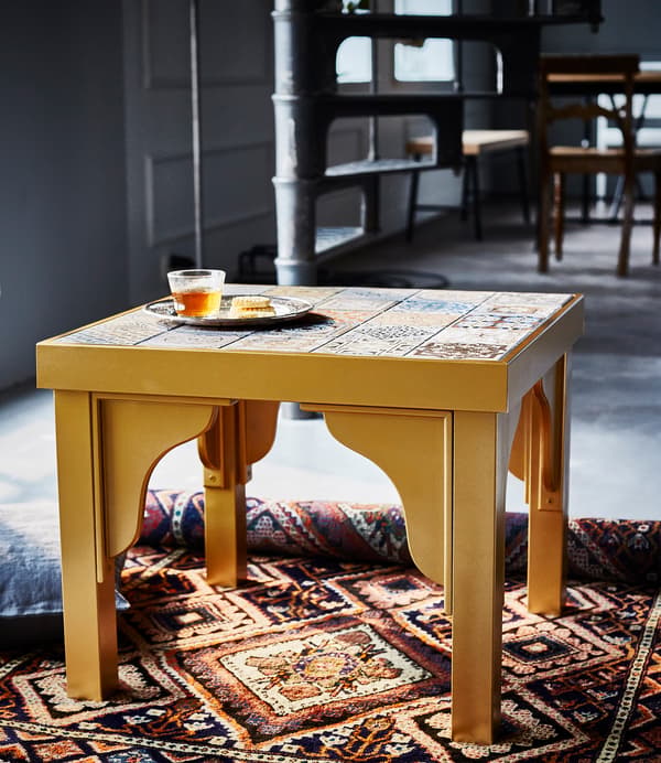 IKEA LACK lackbord som hackas för att få en marockanskinspirerad stil. Nu är det guldmålat och har fått kakel på bordsskivan.