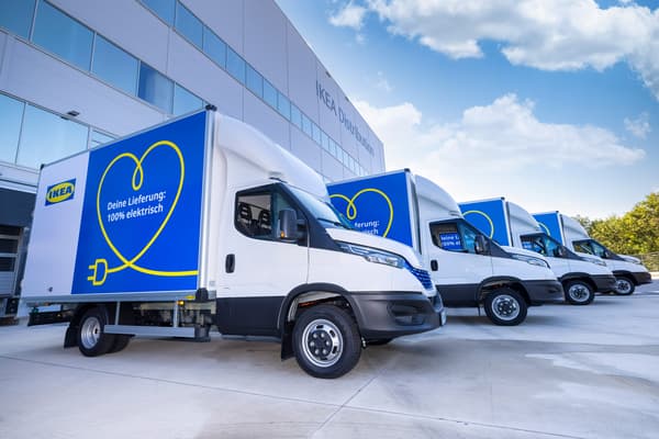 IKEA Lastautos, die auf einem Parkplatz stehen