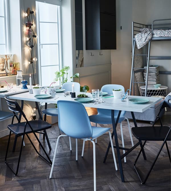 IKEA LEIFARNE/레이파르네 플라스틱 의자는 스틸 소재의 다리와 둥근 쉘 디자인의 블루 등받이가 특징이에요. 접을 수 있어 공간을 많이 차지하지 않고, 편안한 데다, 조절 가능한 플라스틱 발받침이 부착되어 있어 안정적이에요.