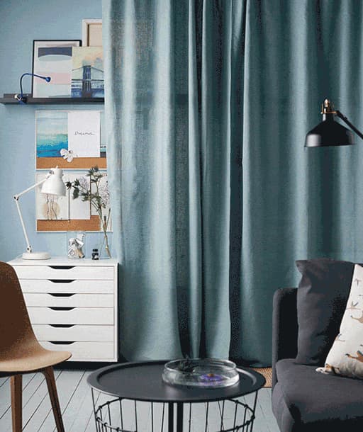 창작 활동을 위한 나만의 공간을 꾸미고, 사용하지 않을 때는 짙은 그린 톤의 IKEA LEJONGAP/레용아프 커튼으로 가려주세요.