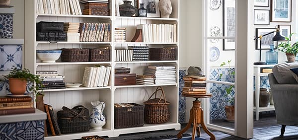 IKEA LIATORP Regal gerüfflt mit Büchern in einem Wohnzimmer 