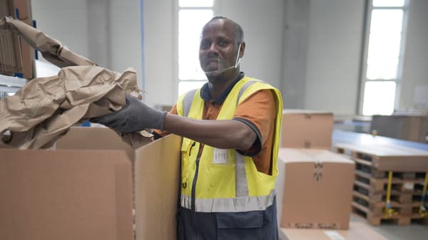 IKEA Logistik-Mitarbeiter beim Verpacken von Waren im Lager, Verpackungslösungen und effizienter Versandservice bei IKEA