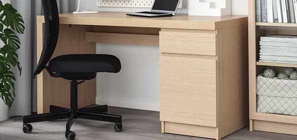 IKEA MALM Schreibtisch in Holz mit einem schreibtisch Sessel, nebenbei noch ein Regal im passendem Material