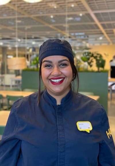 IKEA medarbetare i köksuniform.