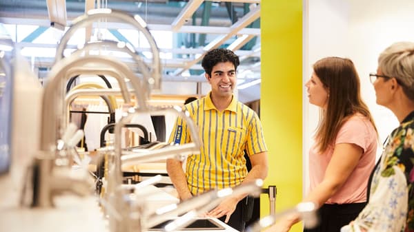 IKEA-medarbetare möter kunder i varuhus