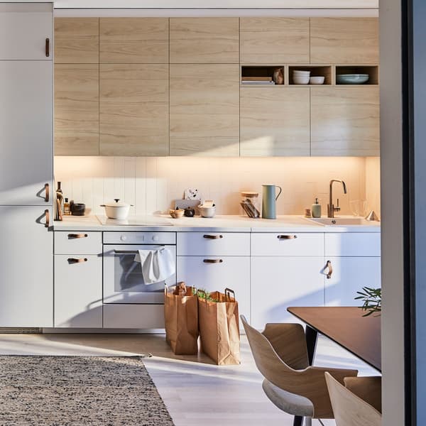 IKEA METOD kitchen with light wood ASKERSUND ash effect door fronts with a MELHOLT flatwoven rug made from jute and wool.