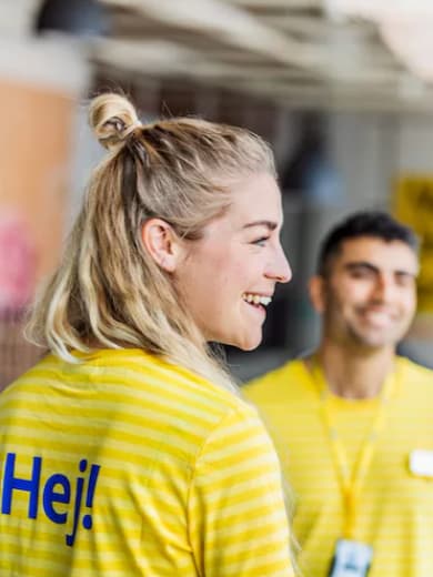 Ikea Mitarbeiter in Gelben T shirts besprechen etwas