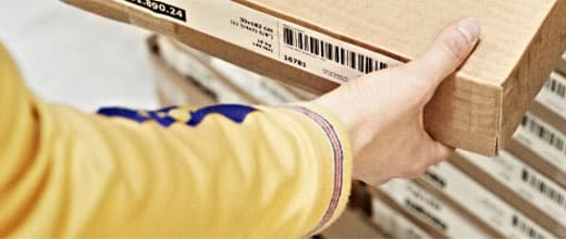 IKEA Mitarbeiter mit IKEA Karton