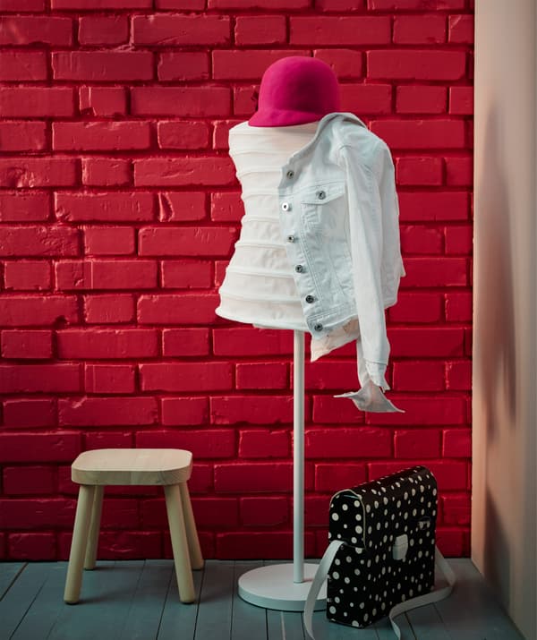 화이트 색상의 멋진 IKEA NÄPEN/네펜 마네킹 코트걸이에 재킷이나 모자를 걸어보세요. 최대 높이가 127cm이기 때문에 모든 연령대의 아이들이 사용할 수 있어요. FLISAT/플리사트 소나무 스툴은 친구들의 책가방을 보관하기에 좋아요.