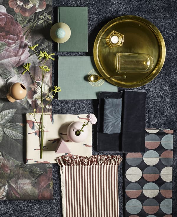 IKEA peut vous aider à alléger une déco foncée, avec des contrastes doux comme des vases et des textiles roses et des détails en laiton comme des plateaux et des couverts. Avec son poil épais et confortable, le tapis rectangulaire ÅDUM en bleu foncé adoucit une pièce foncée.